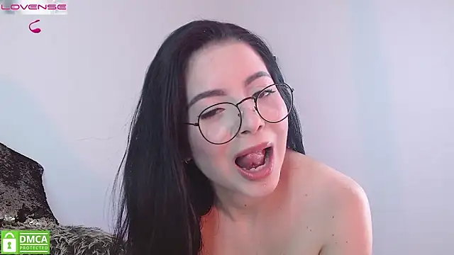 Snapshot of LauryMoons chatting on April 6, 10:33 pm LauryMoons online show from April 6, 10:33 pm
