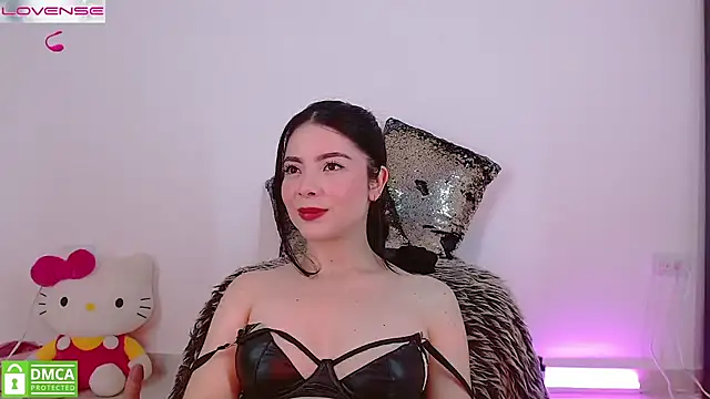 Snapshot of LauryMoons chatting on May 10, 12:16 am LauryMoons online show from May 10, 12:16 am