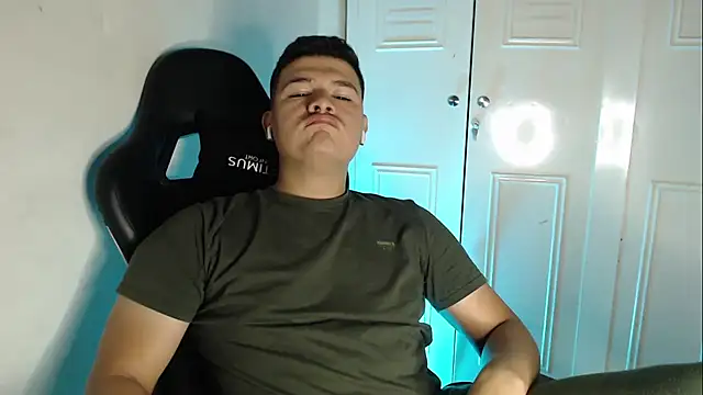 Snapshot of Plug_Control chatting on September 25, 4:27 am Plug Control online show from September 25, 4:27 am