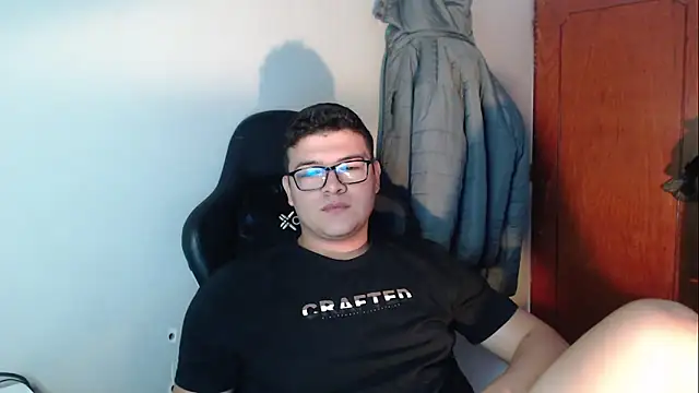 Snapshot of Plug_Control chatting on December 19, 4:36 pm Plug Control online show from December 19, 4:36 pm