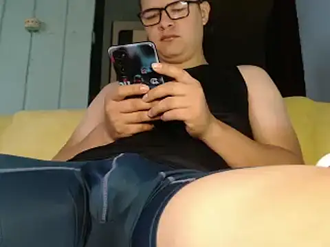 Snapshot of Plug_Control chatting on April 1, 2:36 pm Plug Control online show from April 1, 2:36 pm