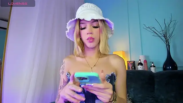 Snapshot of Courtney_gonet chatting on January 17, 3:23 am Courtney gonet online show from January 17, 3:23 am