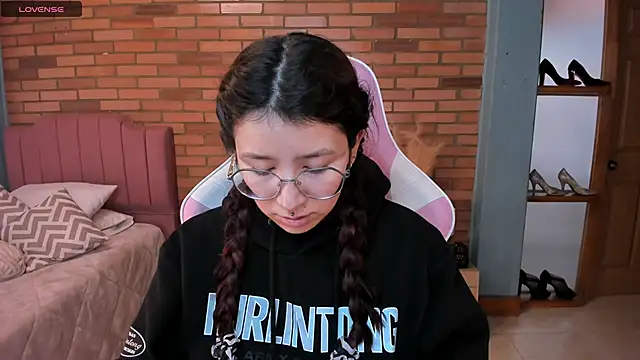 Amy joones online show from May 4, 11:28 am