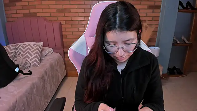 Amy joones online show from May 7, 11:15 am