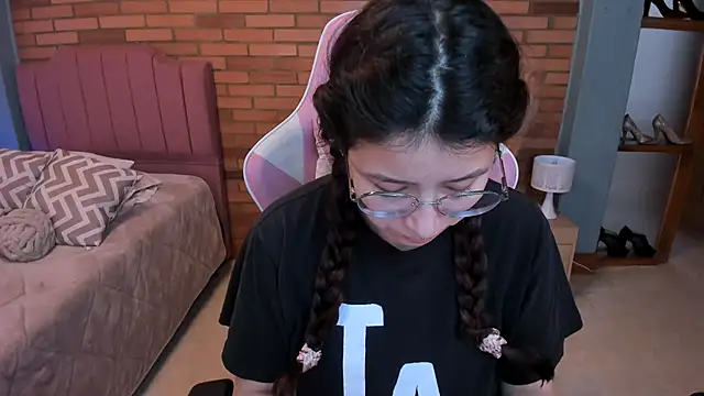 Amy joones online show from May 13, 11:40 am