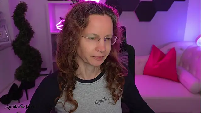 AnnikaRose online show from February 6, 12:30 pm