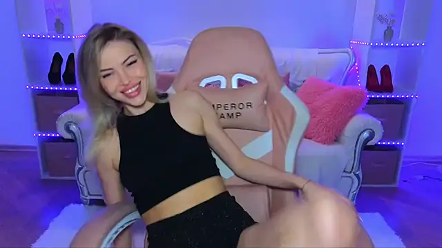 Snapshot of EmmyMills chatting on October 17, 9:06 pm EmmyMills online show from October 17, 9:06 pm