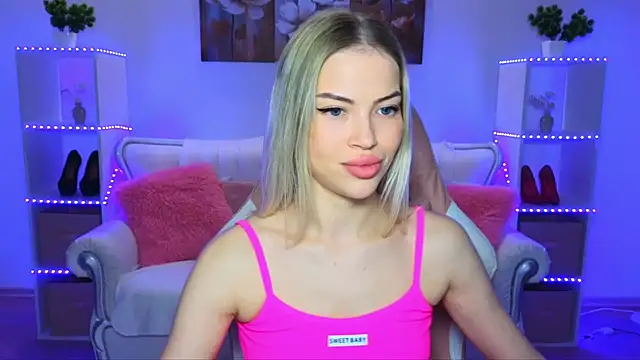 Snapshot of EmmyMills chatting on October 19, 9:15 pm EmmyMills online show from October 19, 9:15 pm