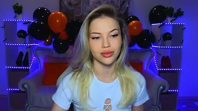 Snapshot of EmmyMills chatting on October 28, 9:17 pm EmmyMills online show from October 28, 9:17 pm