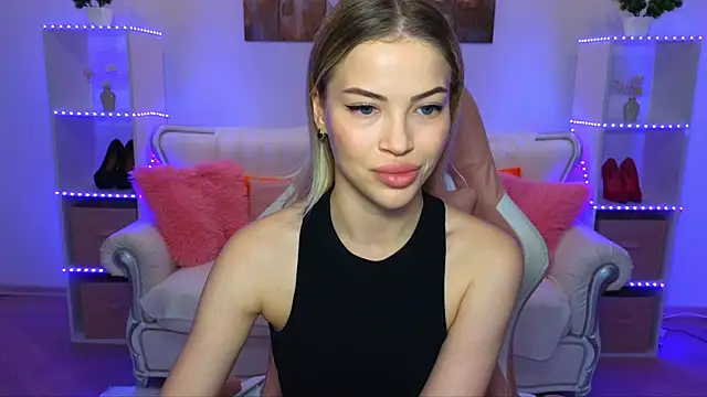 Snapshot of EmmyMills chatting on November 9, 10:19 pm EmmyMills online show from November 9, 10:19 pm