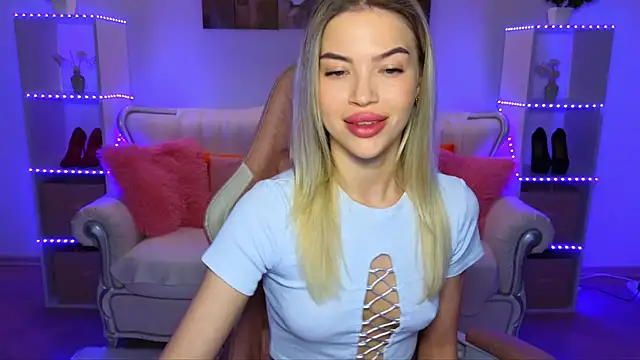 Snapshot of EmmyMills chatting on November 15, 7:10 pm EmmyMills online show from November 15, 7:10 pm