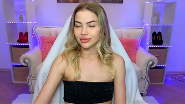 Snapshot of EmmyMills chatting on December 2, 8:04 pm EmmyMills online show from December 2, 8:04 pm