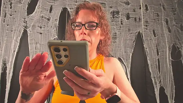 Snapshot of SaraDesirexo chatting on October 28, 12:19 pm SaraDesirexo online show from October 28, 12:19 pm