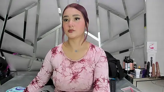Snapshot of Catherinee69_x chatting on April 28, 4:17 am Catherinee69 x online show from April 28, 4:17 am