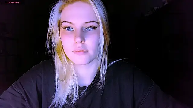 VoluptuousDreams online show from March 9, 7:15 pm