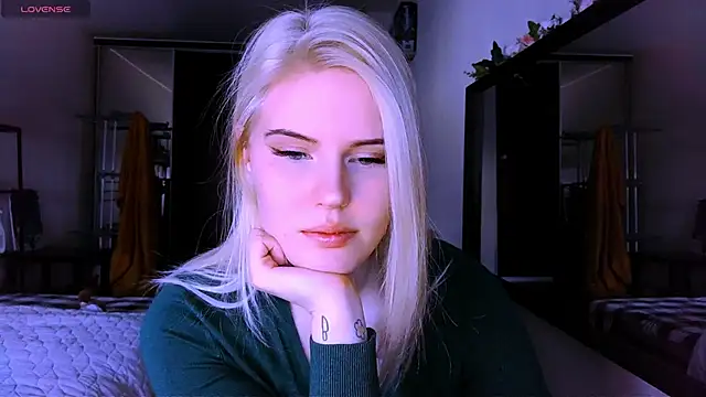 VoluptuousDreams online show from March 14, 2:30 pm