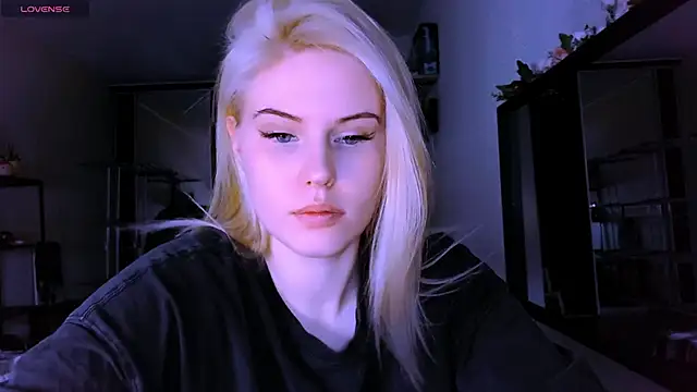 VoluptuousDreams online show from March 15, 1:40 pm