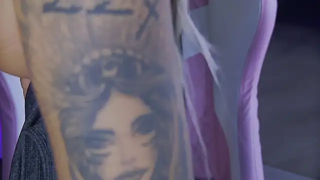 Snapshot of shayblonde chatting on December 14, 8:29 pm shayblonde online show from December 14, 8:29 pm