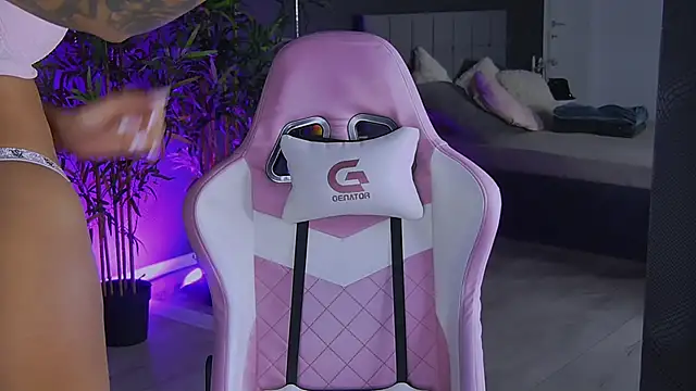 Snapshot of shayblonde chatting on December 18, 8:57 pm shayblonde online show from December 18, 8:57 pm