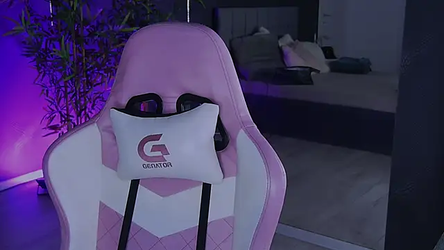 Snapshot of shayblonde chatting on December 19, 11:25 pm shayblonde online show from December 19, 11:25 pm