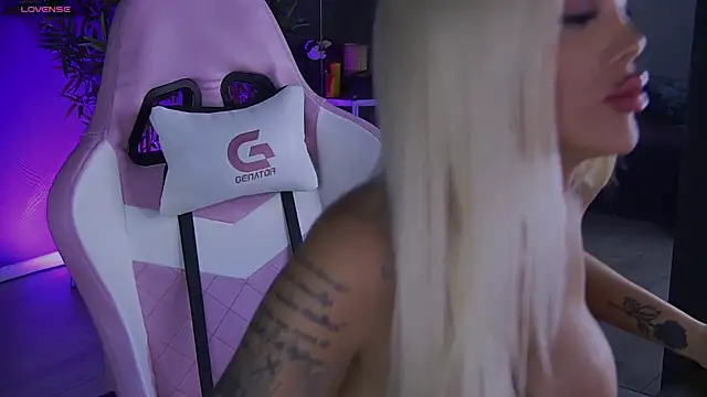 Snapshot of shayblonde chatting on December 23, 3:07 am shayblonde online show from December 23, 3:07 am