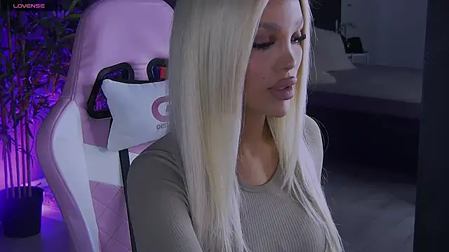 Snapshot of shayblonde chatting on December 23, 10:01 pm shayblonde online show from December 23, 10:01 pm