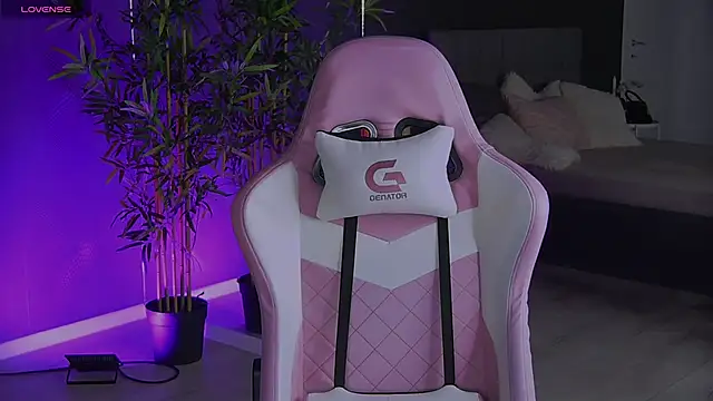 Snapshot of shayblonde chatting on December 24, 9:22 pm shayblonde online show from December 24, 9:22 pm