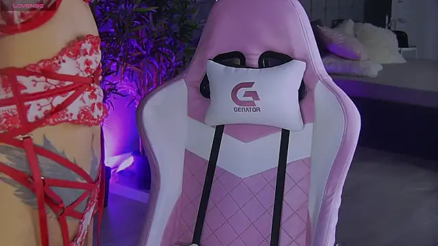 Snapshot of shayblonde chatting on December 25, 9:11 pm shayblonde online show from December 25, 9:11 pm