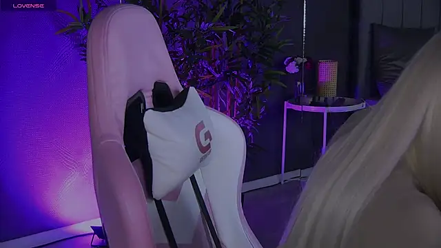 Snapshot of shayblonde chatting on December 29, 9:20 pm shayblonde online show from December 29, 9:20 pm