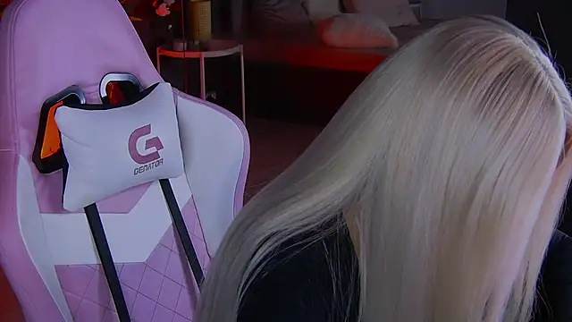 Snapshot of shayblonde chatting on January 5, 9:36 pm shayblonde online show from January 5, 9:36 pm