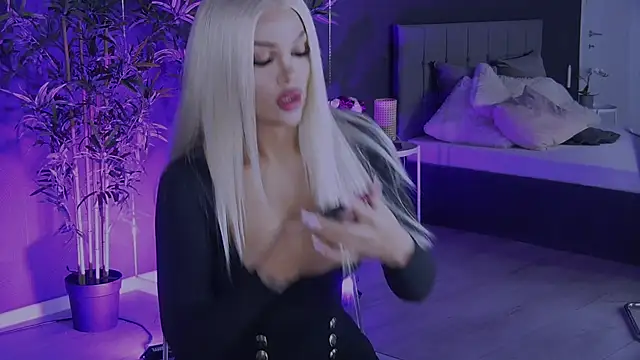 Snapshot of shayblonde chatting on January 19, 10:06 pm shayblonde online show from January 19, 10:06 pm