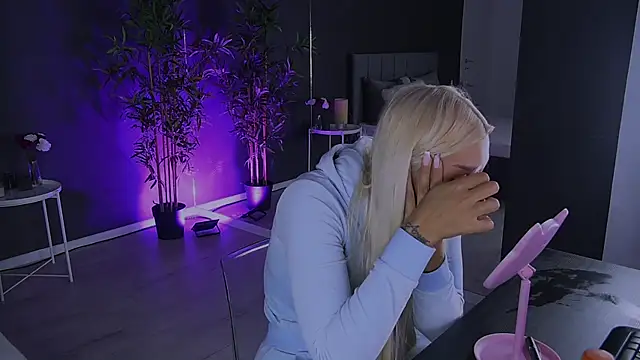 Snapshot of shayblonde chatting on January 27, 9:33 pm shayblonde online show from January 27, 9:33 pm