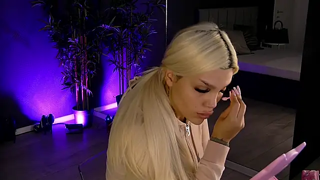 Snapshot of shayblonde chatting on February 18, 5:42 am shayblonde online show from February 18, 5:42 am