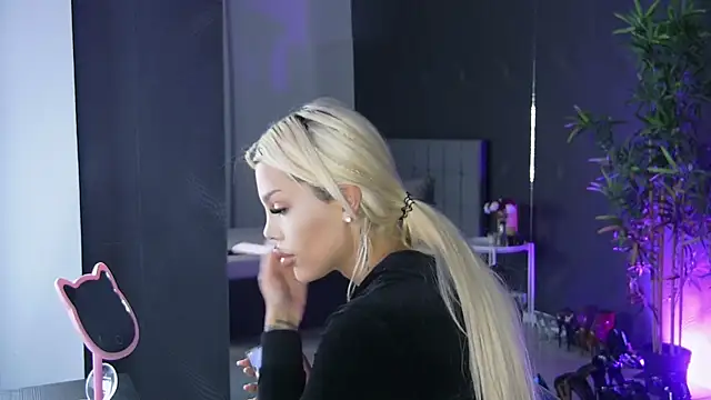 Snapshot of shayblonde chatting on March 15, 6:25 am shayblonde online show from March 15, 6:25 am