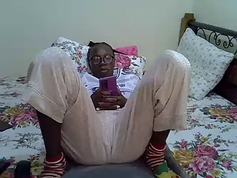 Snapshot of Sweet_Bear chatting on October 31, 5:25 pm Sweet Bear online show from October 31, 5:25 pm