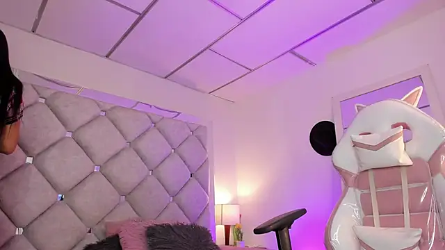 alessiaferry online show from October 18, 3:35 pm