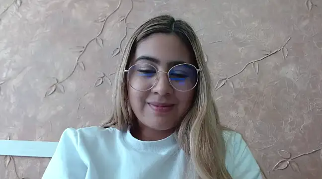 Miabonnett  online show from February 9, 4:50 pm