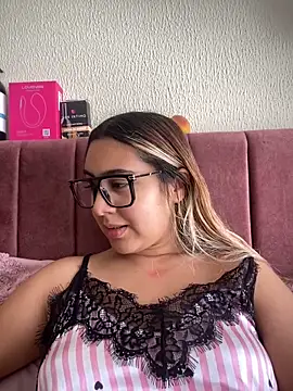 Snapshot of Miabonnett_ chatting on February 25, 3:21 pm Miabonnett online show from February 25, 3:21 pm