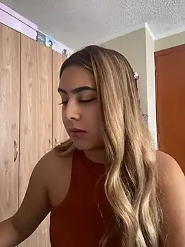 Snapshot of Miabonnett_ chatting on July 7, 3:27 pm Miabonnett online show from July 7, 3:27 pm