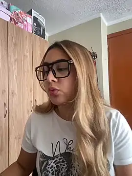 Snapshot of Miabonnett_ chatting on July 28, 4:39 pm Miabonnett online show from July 28, 4:39 pm
