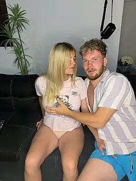 Snapshot of NickyGold_Official chatting on April 23, 6:32 pm NickyGold Official online show from April 23, 6:32 pm