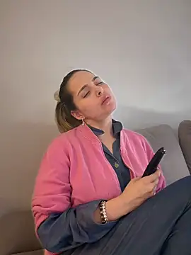 Snapshot of Alirawrz chatting on October 4, 8:07 pm Alirawrz online show from October 4, 8:07 pm