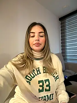 Snapshot of Alirawrz chatting on November 8, 8:29 pm Alirawrz online show from November 8, 8:29 pm