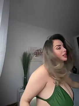 Snapshot of Alirawrz chatting on December 15, 8:18 am Alirawrz online show from December 15, 8:18 am