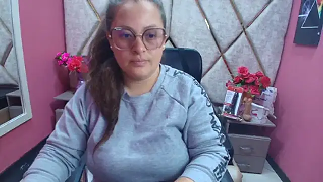 SaraThomso online show from December 4, 1:20 pm