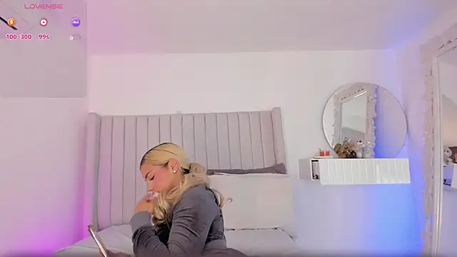 Snapshot of Shelynna_azzul chatting on June 6, 12:21 pm Shelynna azzul online show from June 6, 12:21 pm