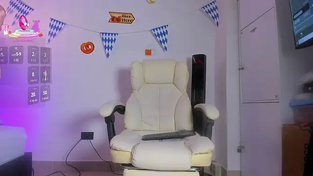 Snapshot of AllisonRoberts_ chatting on October 3, 7:33 pm AllisonRoberts  online show from October 3, 7:33 pm