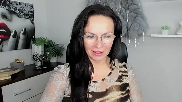 HelenLuxx online show from January 23, 4:15 pm