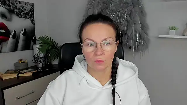 HelenLuxx online show from January 27, 10:06 am