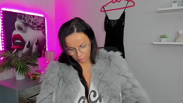 HelenLuxx online show from February 2, 1:52 pm